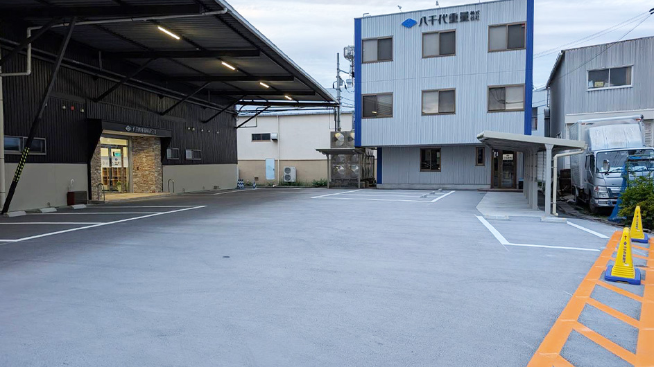 地球環境保全活動の一環として遮熱機能性舗装に取り組みます